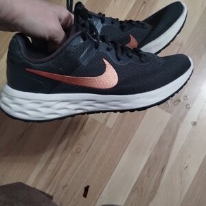 Women's Nike Revolution 6 Size 9.5